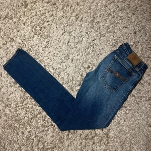 Nudie jeans slim fit herr blue wash w29 - Nudie jeans slim fit med en riktigt najs wash. Mycket bra skick, inga märkvärdiga defekter. Storlek w29, postas antigen samma dag som köp eller dagen därpå🙌💯