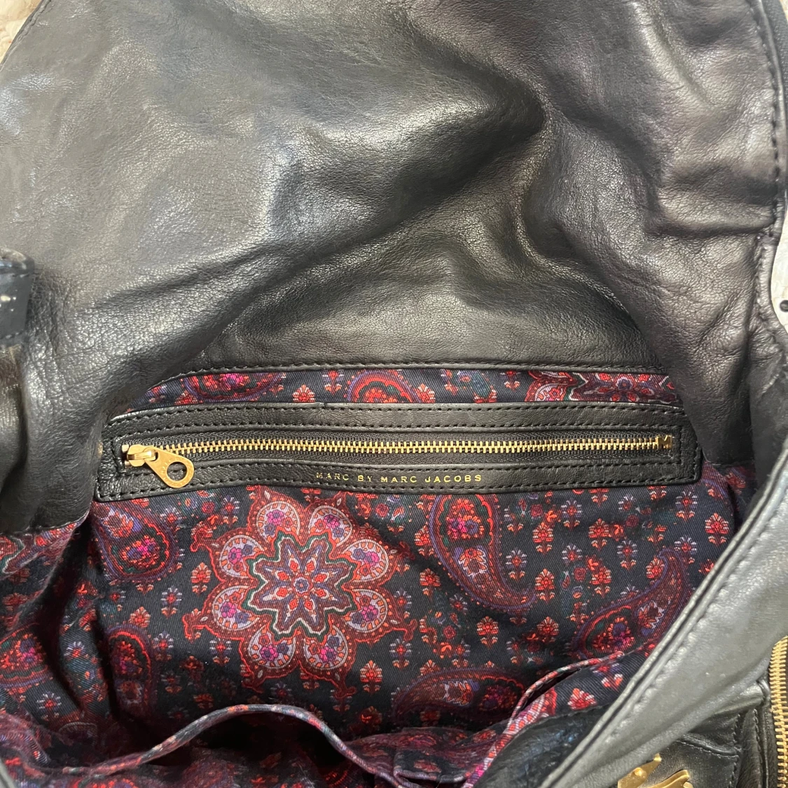 Svart axelväska med gulddetaljer från Marc by Marc Jacobs - 4