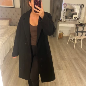 Svart lång kappa - Snygg lång kappa utan snöre!💞