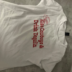 T shirt  - en t shirt från shein med text ☺️ aldrig använd! 💕🙌🏼