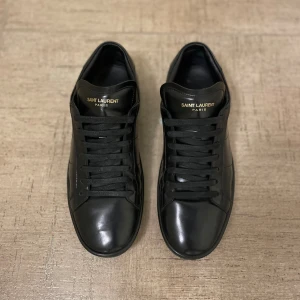 Saint Laurent skor  - Svarta saint Laurent skor i extremt bra skick! Storleken är 40,5 - men passar 41-41,5. Kontakta oss om du har några frågor, och priset är inte hugget i sten!
