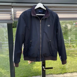 Fred Perry jacka - Fred Perry jacka - litet hål på magen syns inte ens och inga fläckar - skriv för frågor eller om du vill ha fler bilder eller vad som - samfraktar också om man är intresserad av mer grejer - köp dirket eller buda eller byten