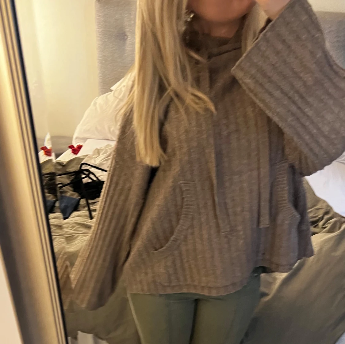 Beige ribbad stickad hoodie