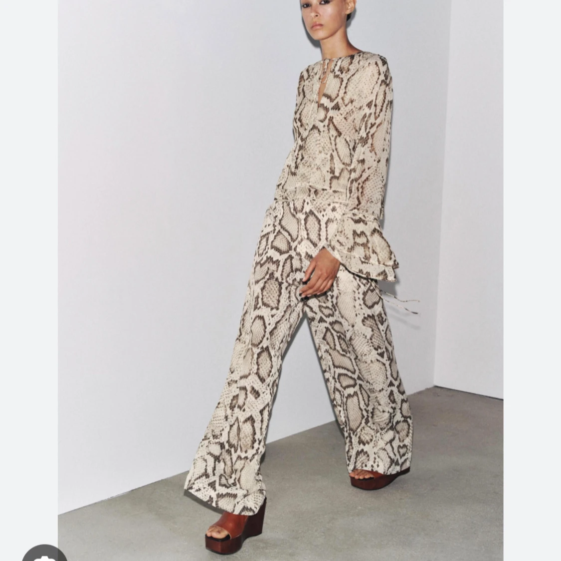 Ormskinnsmönstrad blus från Zara - 3