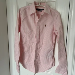 Rosa randig skjorta från Ralph Lauren - Fin rosa och vit randig skjorta från Ralph Lauren i klassisk modell💕Knappt använd!