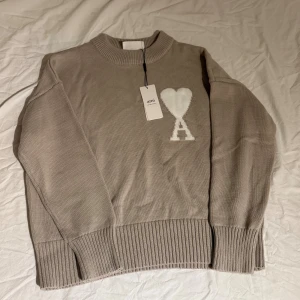 Beige stickad tröja från Ami Paris - Säljer denna då den inte används 