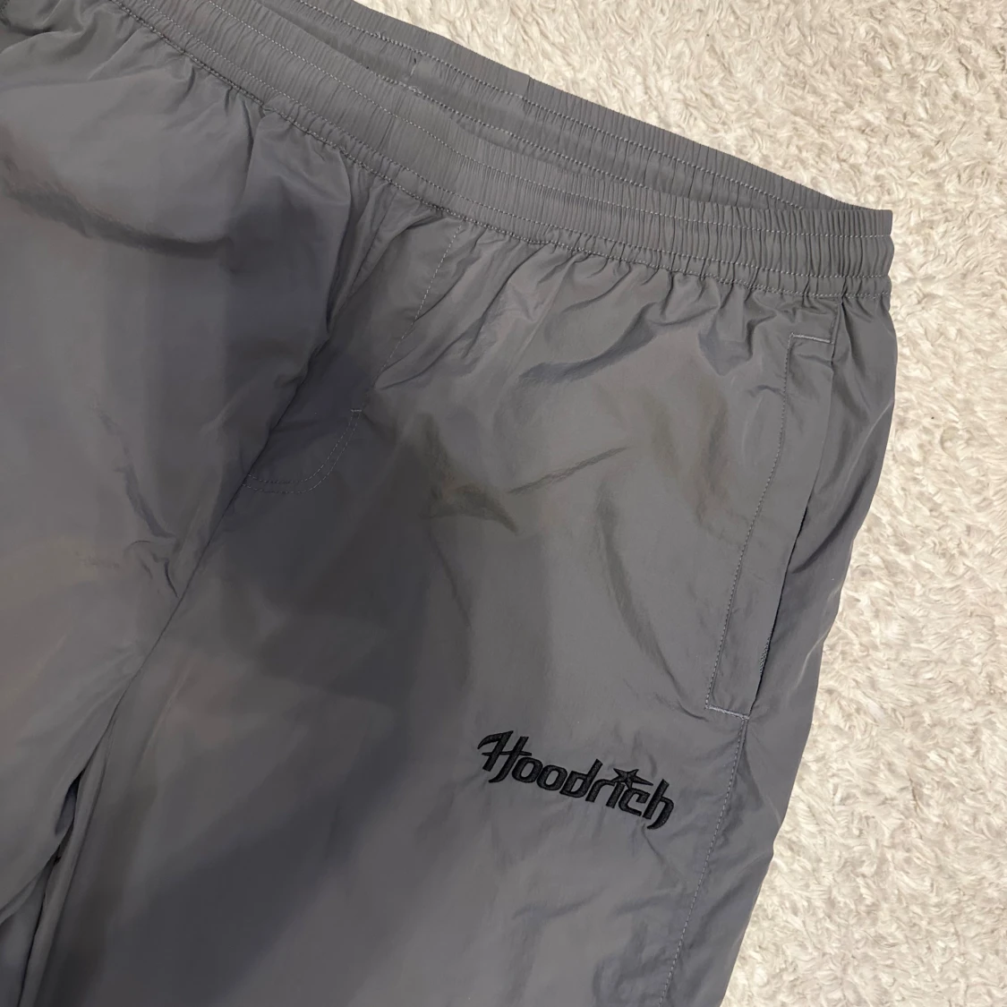 Grå dressset från HOODRICH - 3