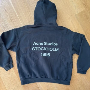 Svart hoodie Acne Studios Stockholm - Tjena! 🙌 säljer denna feta hoodie för den är lite stor för mig. Den är storlek L, men eftersom den är oversized sitter den mer som XL i princip helt ny utan defekter