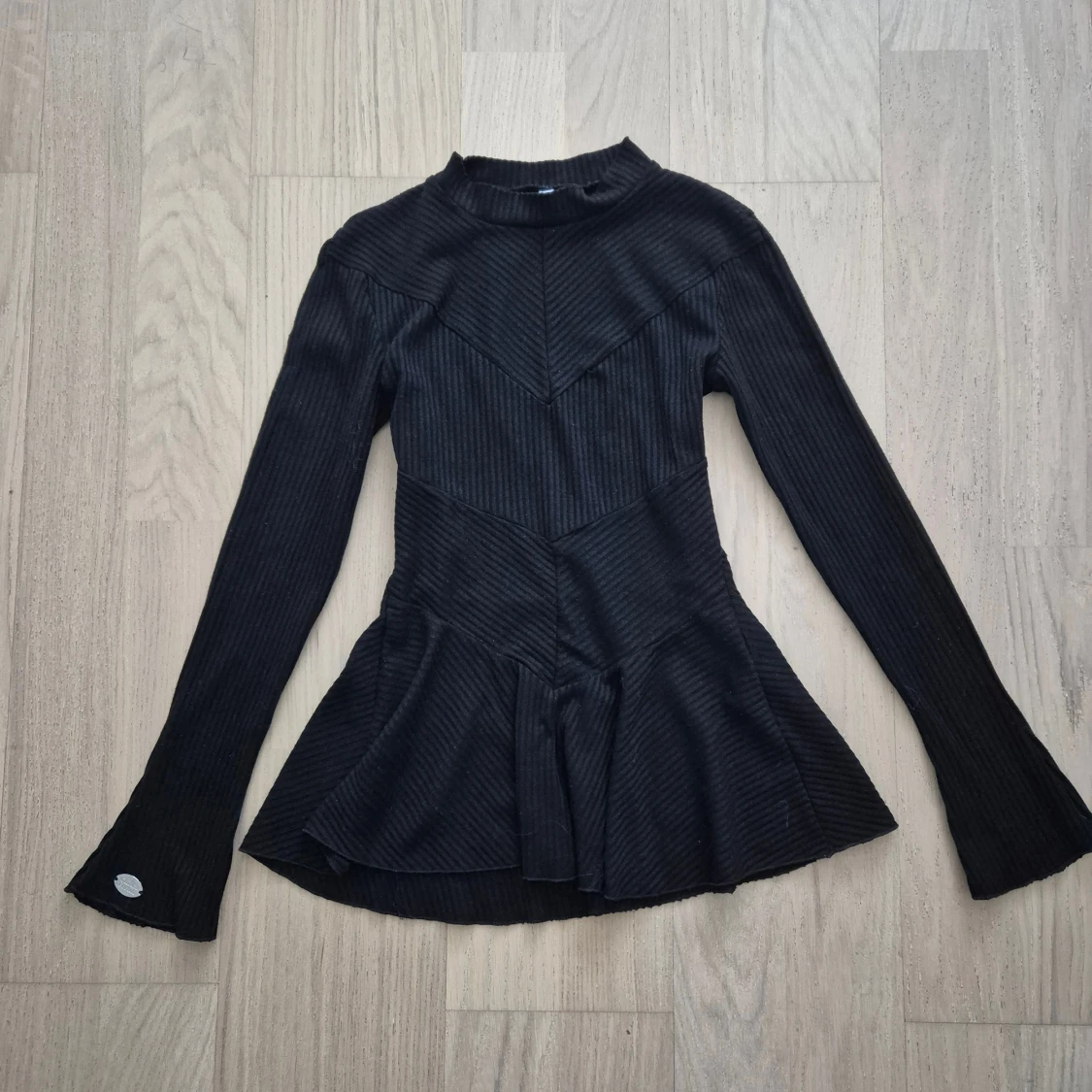 Finstickad svart ribbad tröja