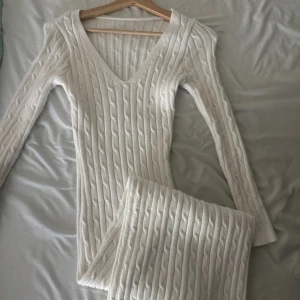 Vit stickad långklänning  - Perfekt till vintern🤍 använd endast en gång. 