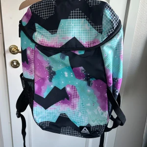 Rygga från Reebok - Ok skick, 1 meshficka på sidan och två fack på insidan.