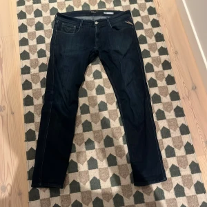 Replay Anbass slim fit jeans blå -  Replay Anbass jeans i slim fit säljer tyvärr dom för har växt ur dom storlek 34/32