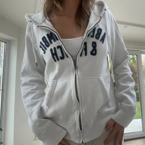 Abercrombie & fitch zip - En zip från Abercrombie & fitch i storlek M. Jag fraktar inom 24h. Se liknande zip i min profil! 
