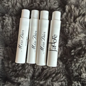 Dior parfymprover Miss Dior & J'adore - Fyra smidiga parfymprover från Dior – tre Miss Dior (inklusive Essence) och en J'adore. Perfekta att ta med i väskan för en fräsch känsla när som helst. Snyggt och enkelt sätt att testa ikoniska Dior-dofter. Aldrig använda bara luktat på. Säljer alla fyra för 70kr 