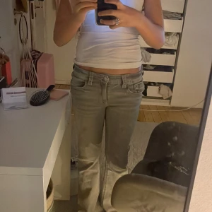 Grå bootcut jeans med låg midja - Säljer ett par grå jeans med bootcut-modell och låg midja. Jeansen har klassisk🤭 femficksdesign, bälteshällor och dragkedja fram. Materialet är mjukt denim och passformen är loose nertill🤗pris kan diskuteras 
