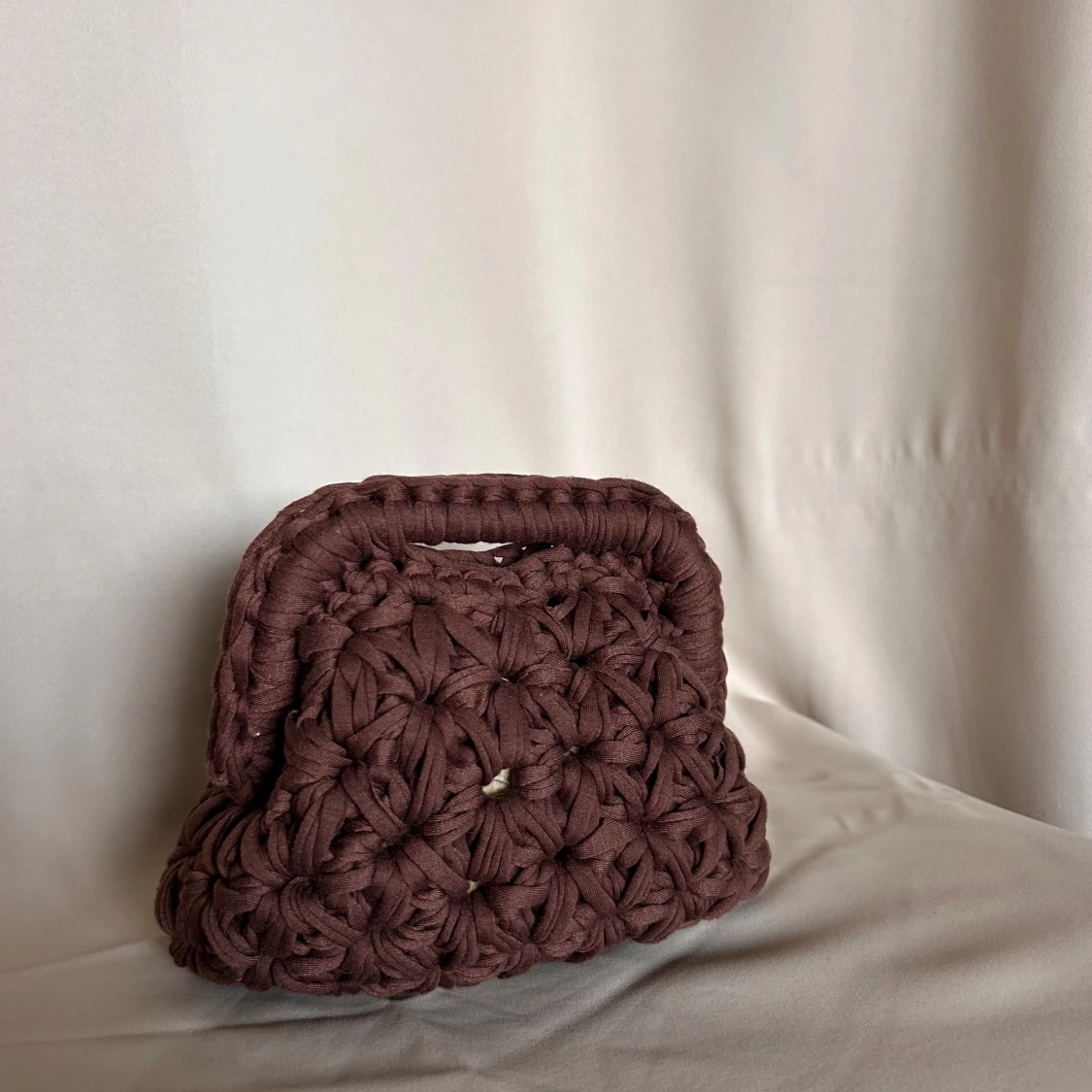 Handgjord brun virkad handväska