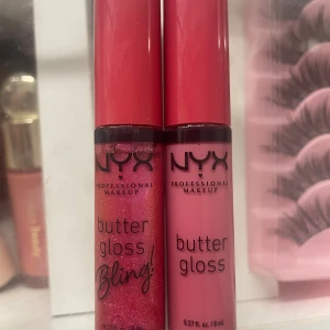 NYX Butter Gloss duo rosa & glitter - Nyx butter gloss som inte kommer till användning, shades: BLG 05 she got money, BLG32 Strawberry Cheesecake, 60kr styck eller köp båda för 110kr ♥ pris kan diskuteras