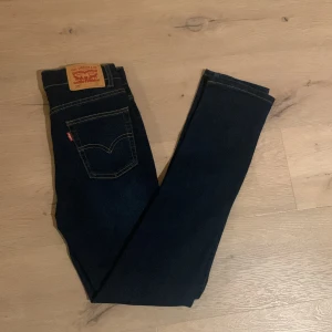 Levi's 510 mörkblå skinny jeans - Mörkblå Levi's 510 skinny jeans med klassiska gula sömmar och femficksdesign. Jeansen har en smal passform hela vägen ner och är tillverkade i stretchig denim för extra komfort. Perfekta för dig som gillar en tajt look och vill ha ett par stilrena jeans. Inga tecken på användning. Använda en gång. Pris kan diskuteras vid snabb affär🚚♻️