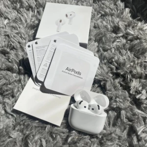 AirPods Pro - Apple AirPods Pro med aktiv brusreducering, trådlös laddningsetui och originalförpackning. Hörlurarna och etuiet är i mycket gott skick utan synliga repor eller skador. Perfekt för musik, samtal och träning. Komplett med manualer och tillbehör.
