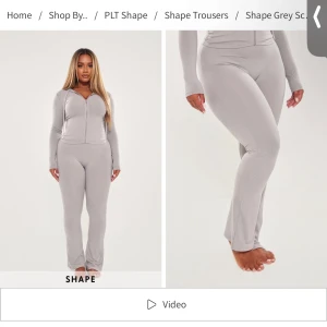 Grå tighta utsvängda träningsthights  - Säljer ett par grå, tights med låg midja. Byxorna är i ett mjukt och stretchigt material som sitter riktigt snyggt och följer kroppen,men är utsvängda . Dom är squatproof .