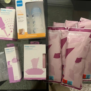 Frida Mom postpartum kit & MAM Easy Active Baby Bottle - Paket med Frida Mom postpartum-produkter (mamma-dusch, trollhasselskum, trollhasselpads, kylpåsar) samt en MAM Easy Active nappflaska. Allt är nytt i förpackning, perfekt för nyblivna mammor och spädbarn. Allting är oanvänt.