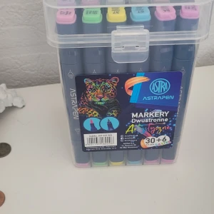  Helt nya Astra Astrapen Marker -  Helt nya Snyggt set med 36 dubbelsidiga konstnärsmarkörer från Astra. Innehåller 30 färger plus 6 pastellnyanser, levereras i praktisk plastlåda. Pennorna och förvaringsboxen är i mycket helt nya perfekt för kreativa projekt.