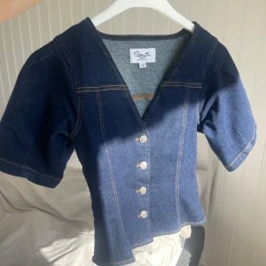 Jeans topp  - Snygg jeanstopp ifrån asos, endast använd en gång och är i super bra skick, säljer då den inte kommer till användning, nypris 500kr