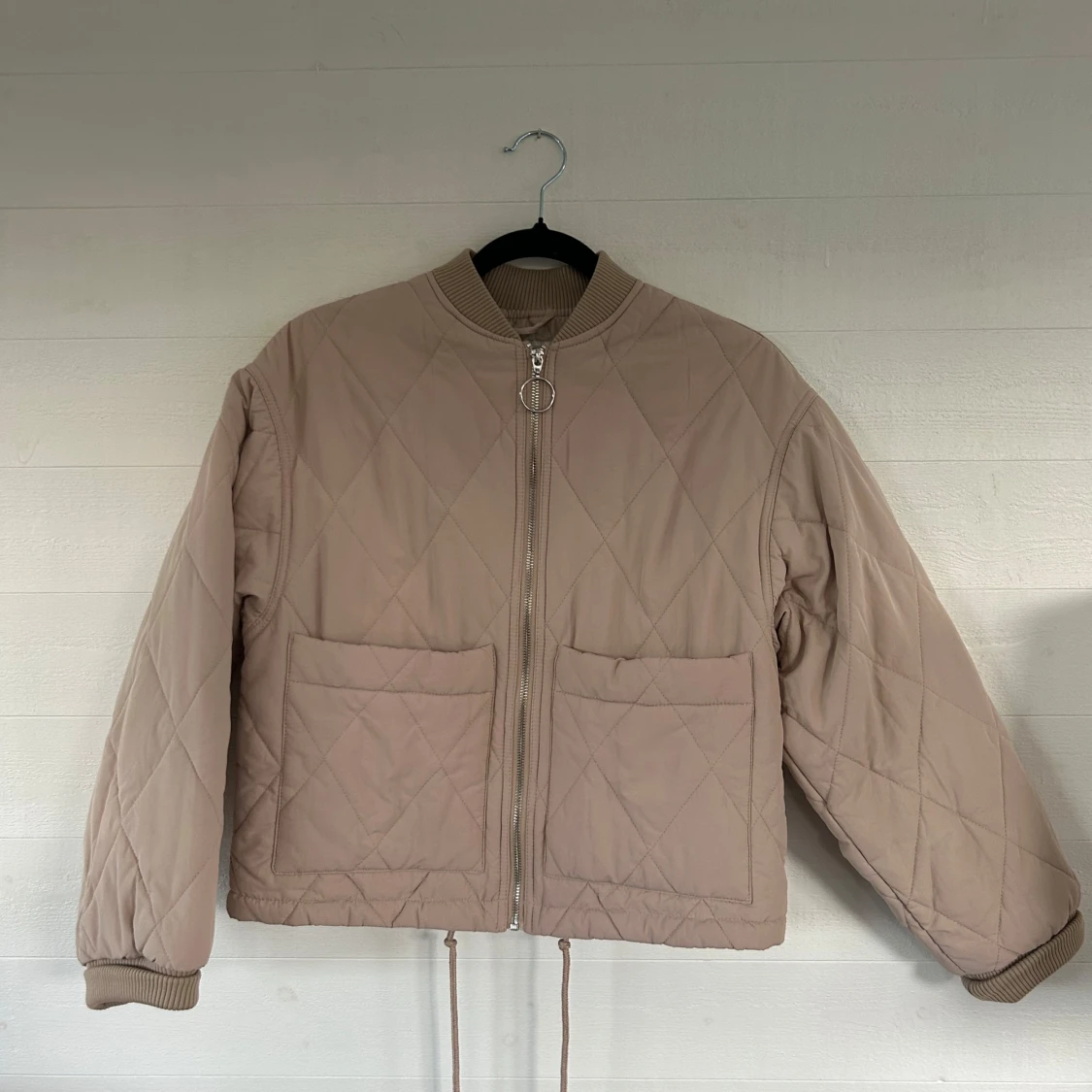 Beige quiltad jacka från Monki