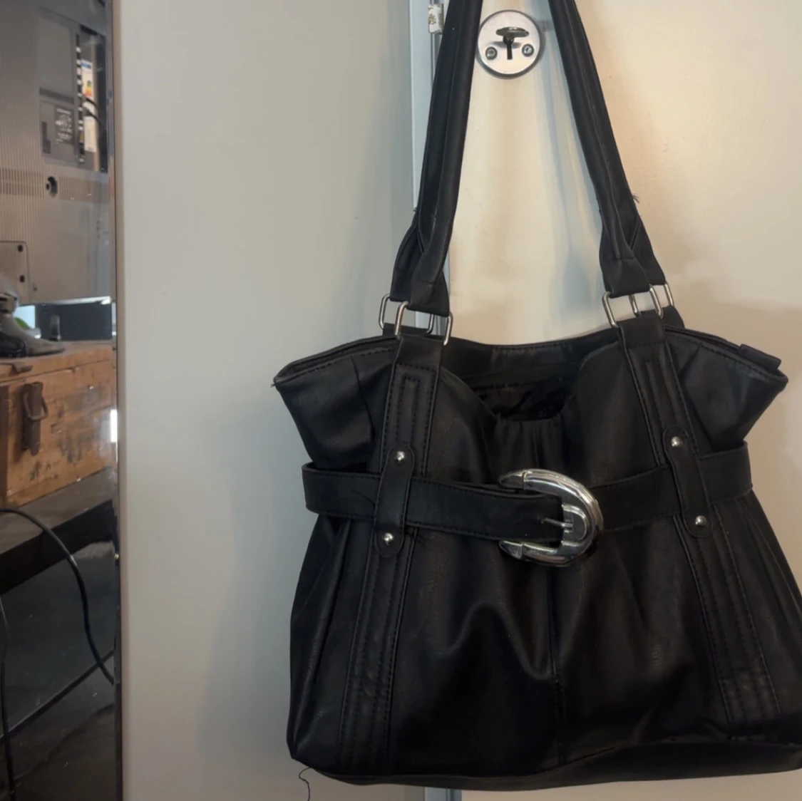 Svart handväska med silverdetalj