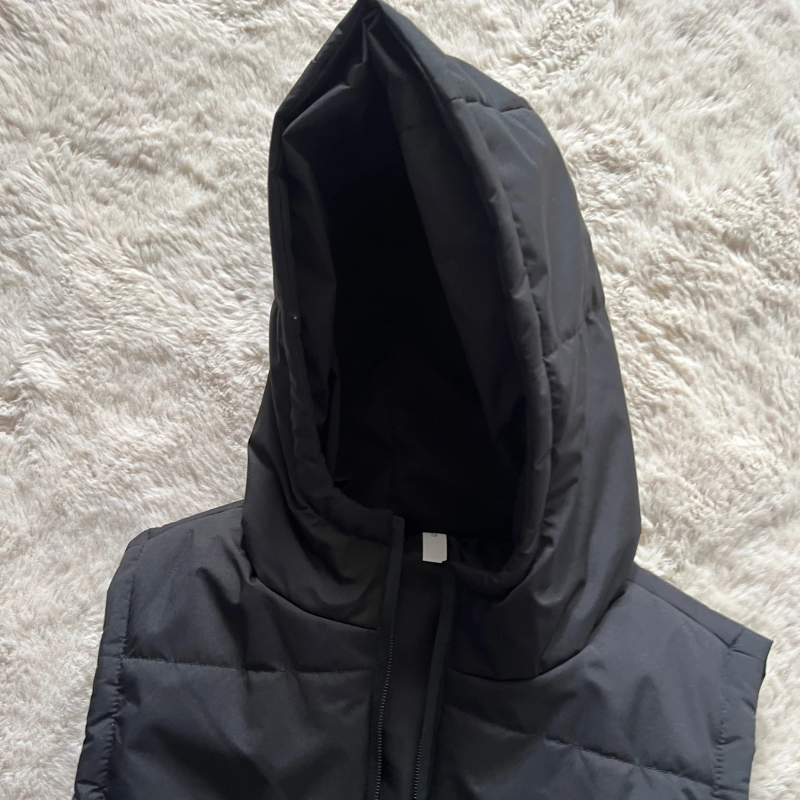 Svart dunväst med huva och dragkedja - 1