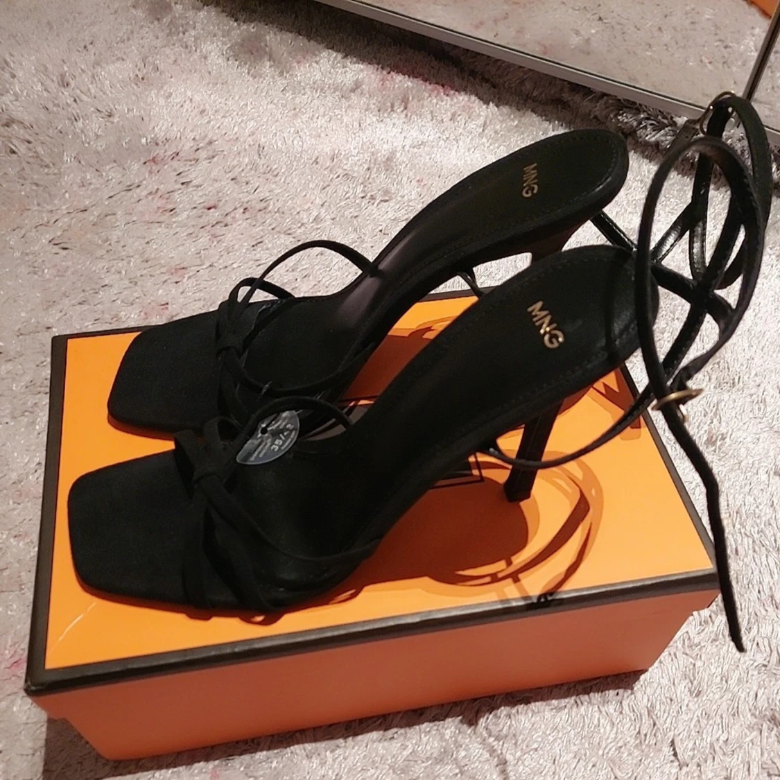 Svarta klackade sandaler från Mango  - 2