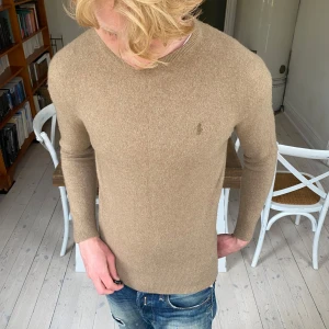 Ralph Lauren stickad tröja  - Sjukt snygg stickad tröja från Ralph Lauren i perfekt skick 🙌 Tröjan är gjord på 100% italienskt merinoull och sitter otroligt snyggt, skriv vid fråga 🙌 Storlek L men har krympt till storlek S