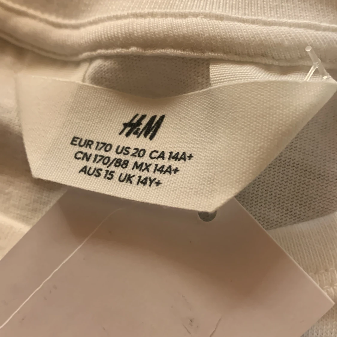 Vit t-shirt med jordgubbar från H&M - 2
