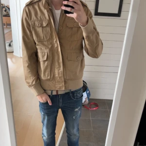 Beige field jacket - Beige field jacket i stl M som passar väldigt bra nu till hösten