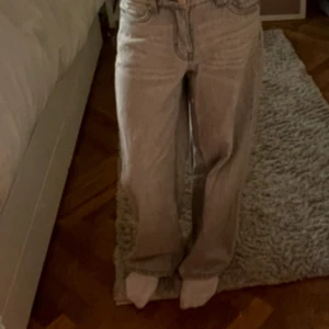 Lågmidjade breda jeans från kapphal  - Säljer ett par gråa jeans. Lågmidjade 