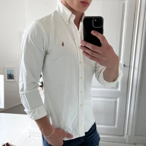 Vit Ralph Lauren skjorta  - Vit Ralph Lauren skjorta , storlek S slim fit. Inga defekter! Modellen är 180,75 kg!🤝