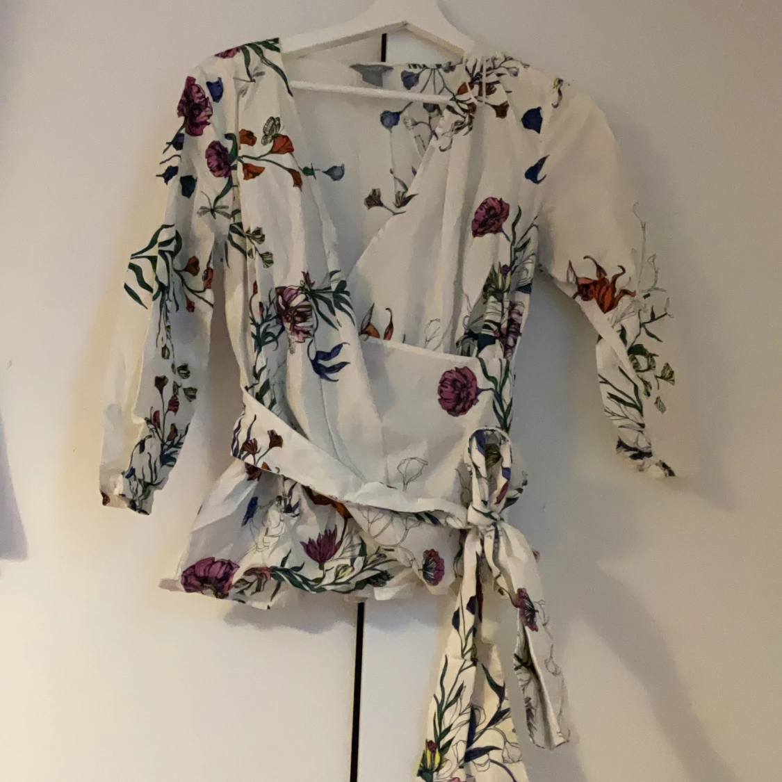 Blommig omlottblus med knytband