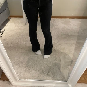 Svarta flare jeans True Religion Joey -  jeans från True Religion, modell Joey Low Rise Flare. De har låg midja och utsvängda ben. Jeansen är i stretchigt denim. Nypris 1300kr 