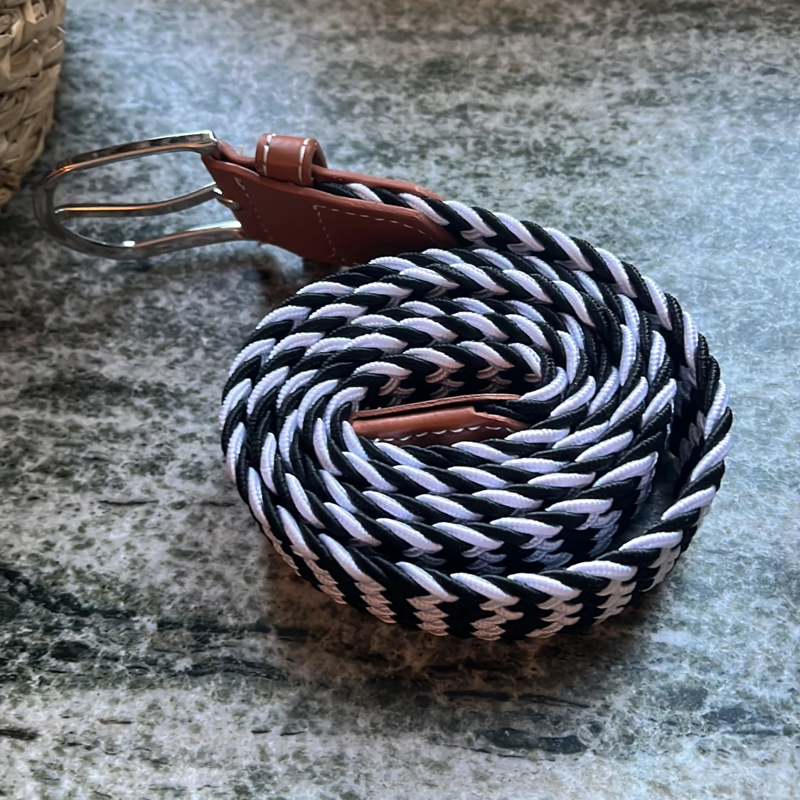 Svartvitt flätat bälte med skinnspänne - 2