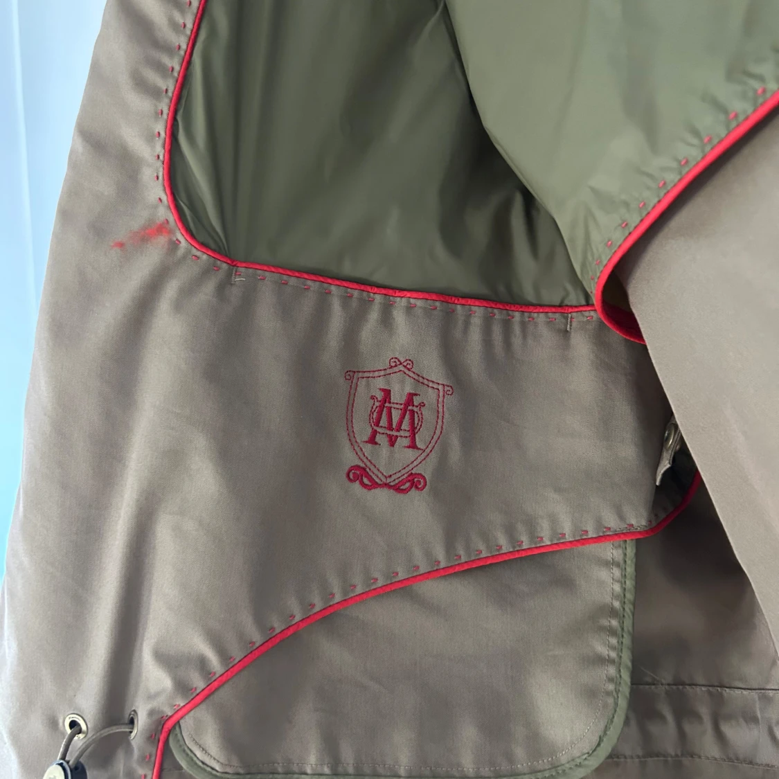 Beige jacka med  röd väst - 3