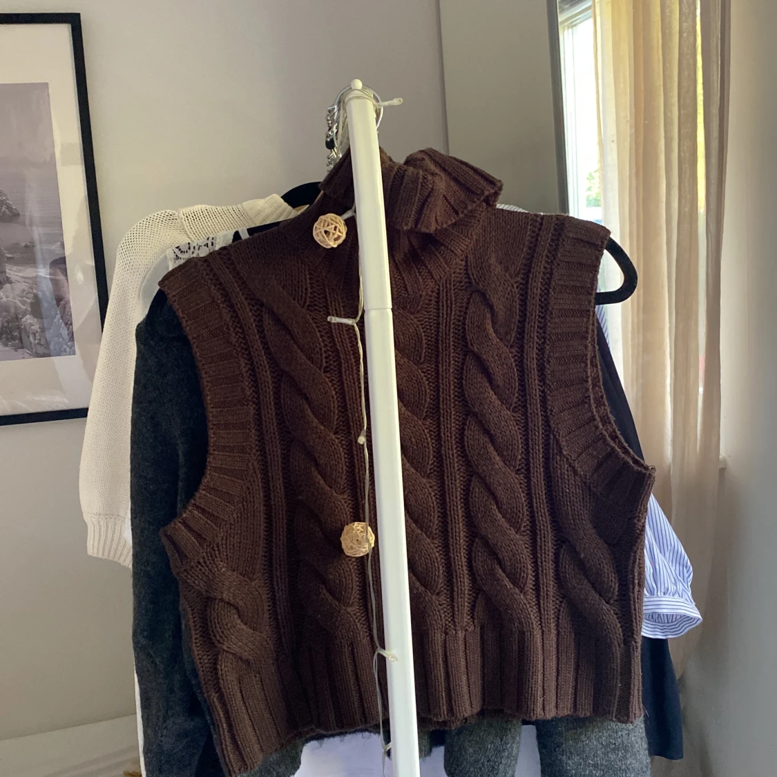 Brun stickad väst med polokrage - 2