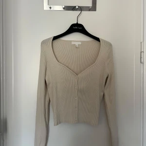 Stickad kofta från H&M - Säljer en stickad tröja från h&m, som aldrig är använd. Storlek M.