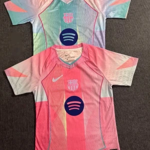 Barca special edition jersey 25/26 - Helt nya tröjor har 3st av varje färg alla i player version, helt autentiskt med kvitto. Aldrig använda med etikett. För bra för dig som vill se cool ut vart du en går. För mer frågor meddela mig