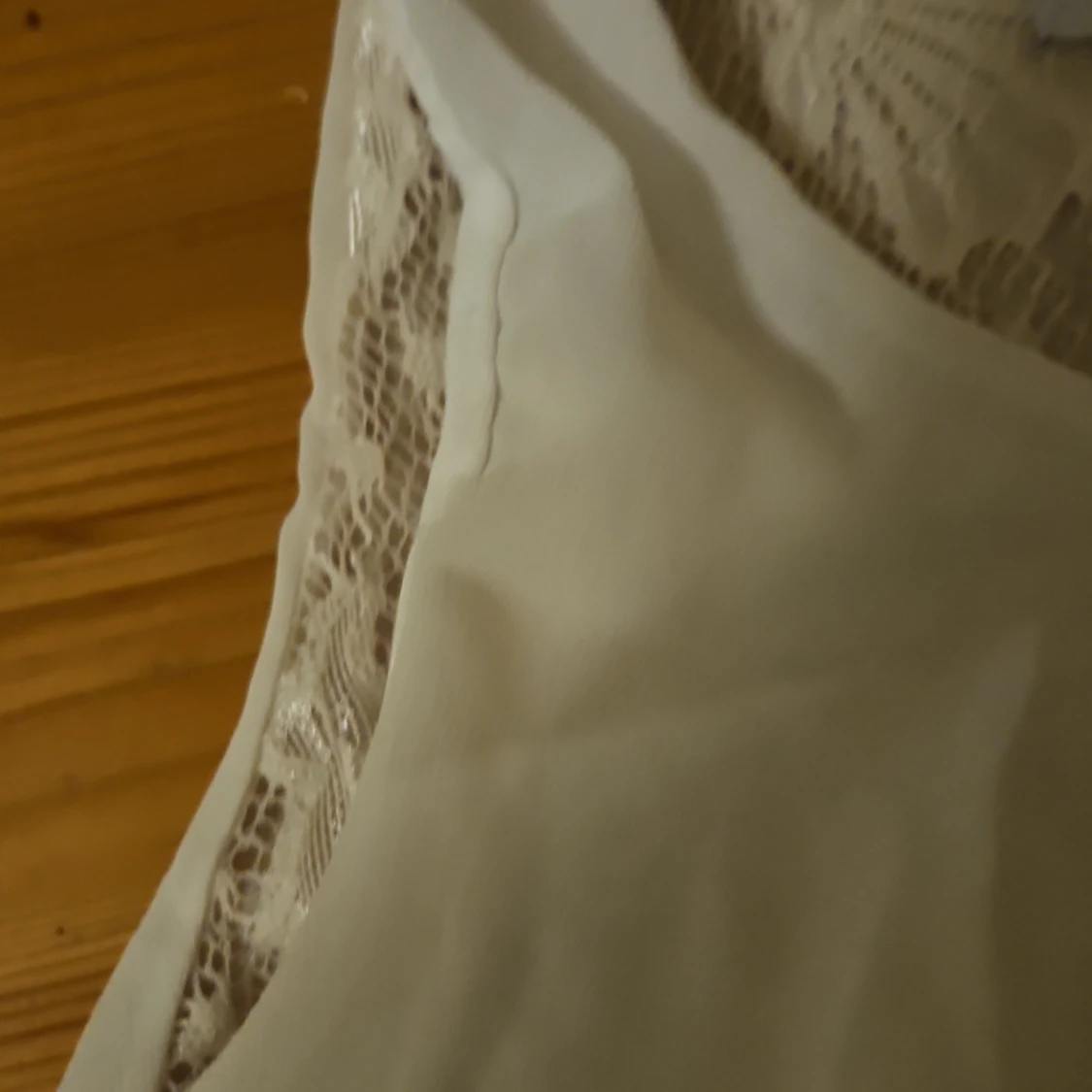 Vit ärmlös blus med spets från HLYS - 4