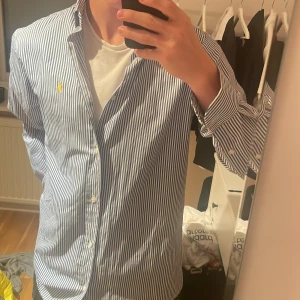 Ralph Lauren skjorta - En riktig fräsch Ralph lauren skjorta! Inga defekter och använd Max 5 gånger. Pris kan diskuteras vid snabb affär och tveka inte om du har någon fråga! Skjortan sitter som M!