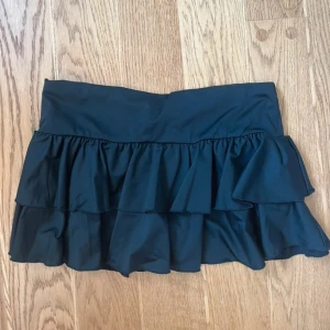 Minikjol  - Volangkjol med inbyggda shorts.  Perfekt till fest eller vardag! 😇 Köpte den här på Plick för 300kr, tjejen där sa att den var ifrån Zara. Men det finns tyvärr ingen lapp. Inte använt den sen jag köpte den. 