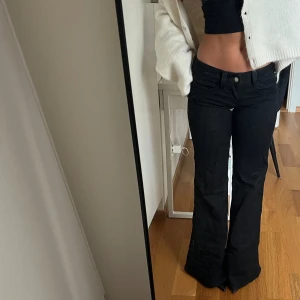 Svarta bootcut jeans från Cheap Monday - Säljer ett par svarta jeans från Cheap Monday i modellen flare low, aldrig använda! Storlek 26/30. Innebenslängd: 76cm, midjemått ( runt midjan): 67cm🩷