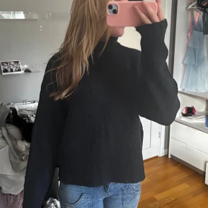Svart stickad polotröja - Mysig svart stickad polotröja från H&M. I fint skick! Köpt second hand (sellpy) men aldrig använt själv. Storlek S och normal i storleken. Perfekt nu till hösten 🥰🥰🍂🍂