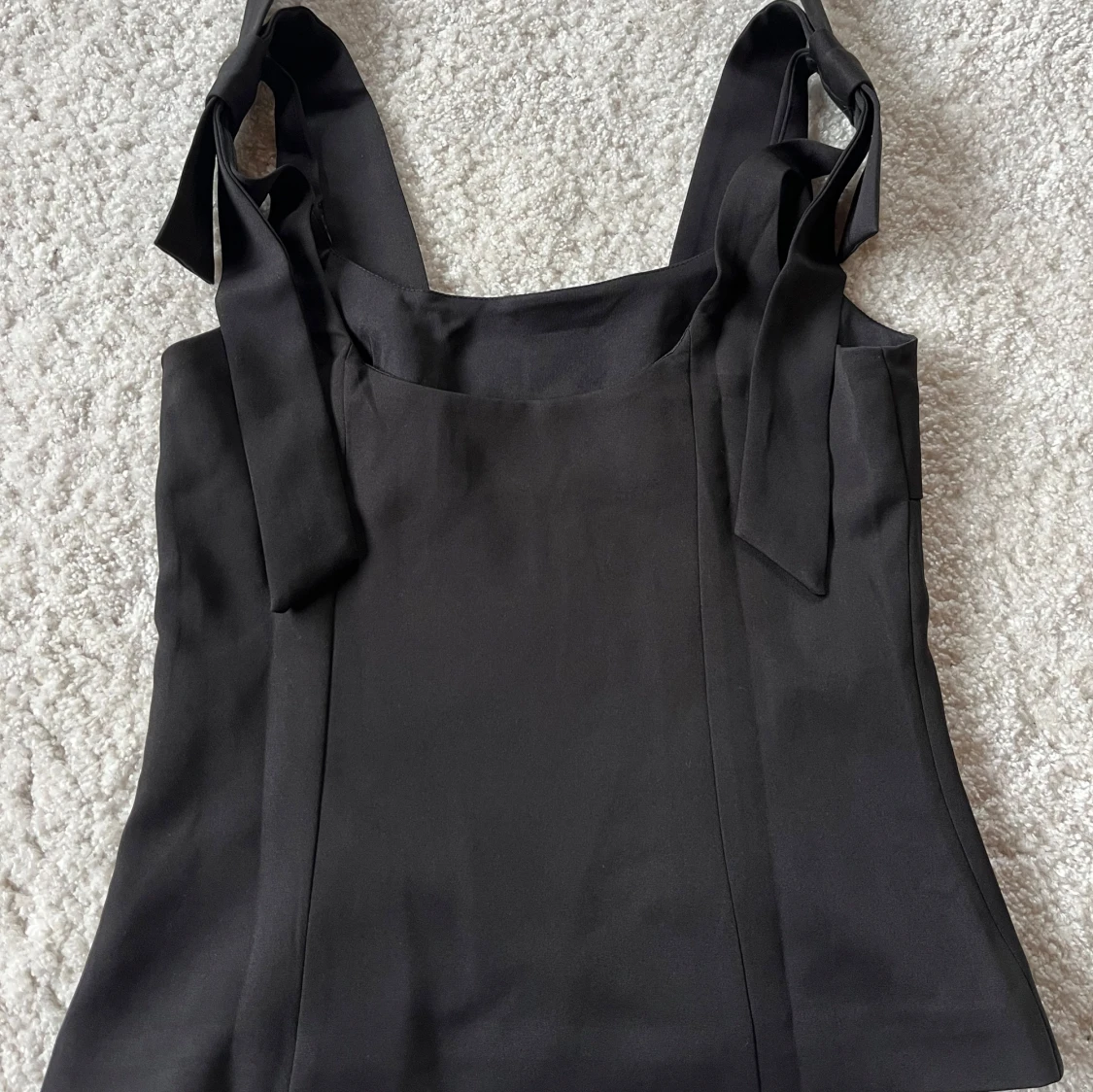 Svart topp med rosetter  - 1