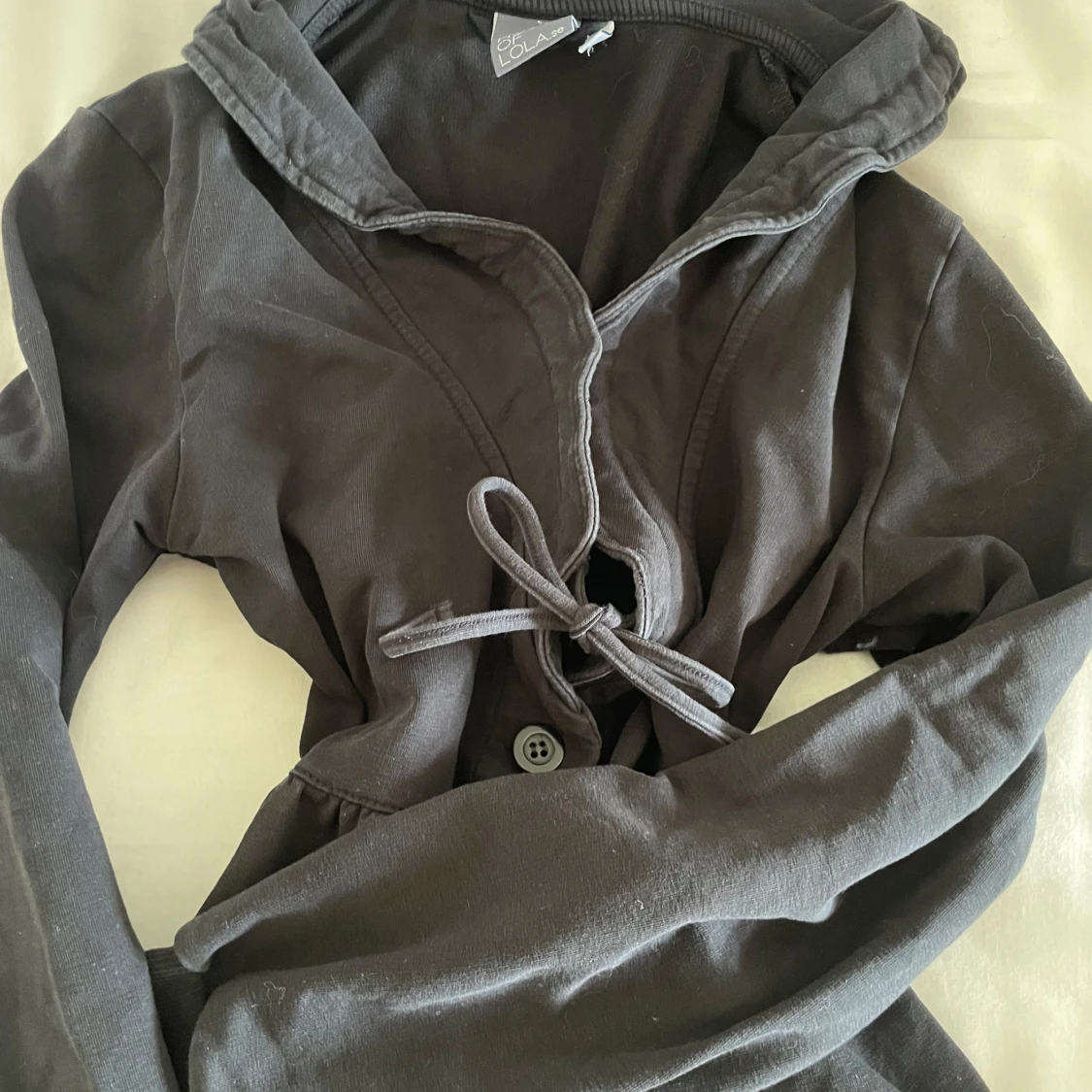 Svart tröja med knyt från House of Lola